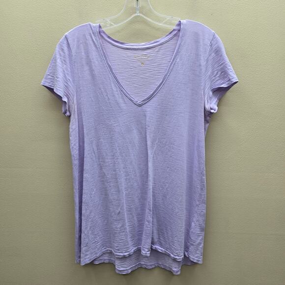 Lilly Pulitzer Tops - Lilly Pulitzer V-Neck Short Sleeve Pullover T-Shirt Light Purple Small FLAWS